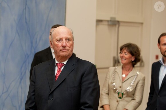 Le roi Harald absorbé... La famille royale norvégienne était rassemblée jeudi 14 juin 2012 au centre d'art contemporain Henie-Onstad, au sud d'Oslo, pour le vernissage de l'exposition 'Landskap og rom', présentée par la reine Sonja, qui a remis par la même occasion le premier Queen Sonja Nordic Art Award.
