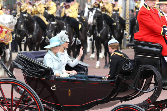 La duchesse de Cornouailles, Camilla Parker Bowles, la duchesse de Cambridge, Kate Middleton, et le prince Harry lors de la parade militaire "Trooping the colour", à Londres, le 16 juin 2012