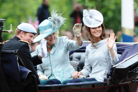 La duchesse de Cornouailles, Camilla Parker Bowles, la duchesse de Cambridge, Kate Middleton, et le prince Harry lors de la parade militaire "Trooping the colour", à Londres, le 16 juin 2012
