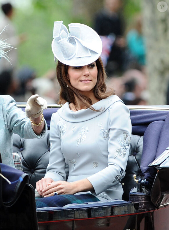 La duchesse de Cambridge, Kate Middleton lors de la parade militaire "Trooping the colour", à Londres, le 16 juin 2012