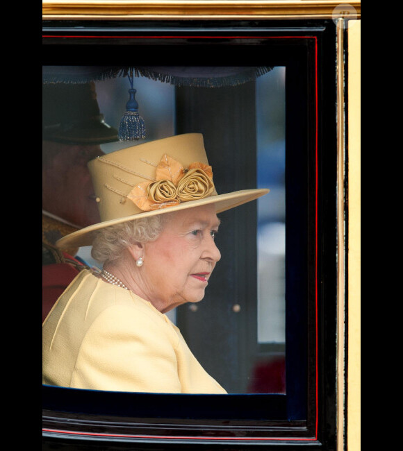 La reine Elizabeth II lors de la parade militaire "Trooping the colour", à Londres, le 16 juin 2012