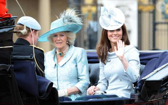 La duchesse de Cornouailles, Camilla Parker Bowles et la duchesse de Cambridge, Kate Middleton lors de la parade militaire "Trooping the colour", à Londres, le 16 juin 2012