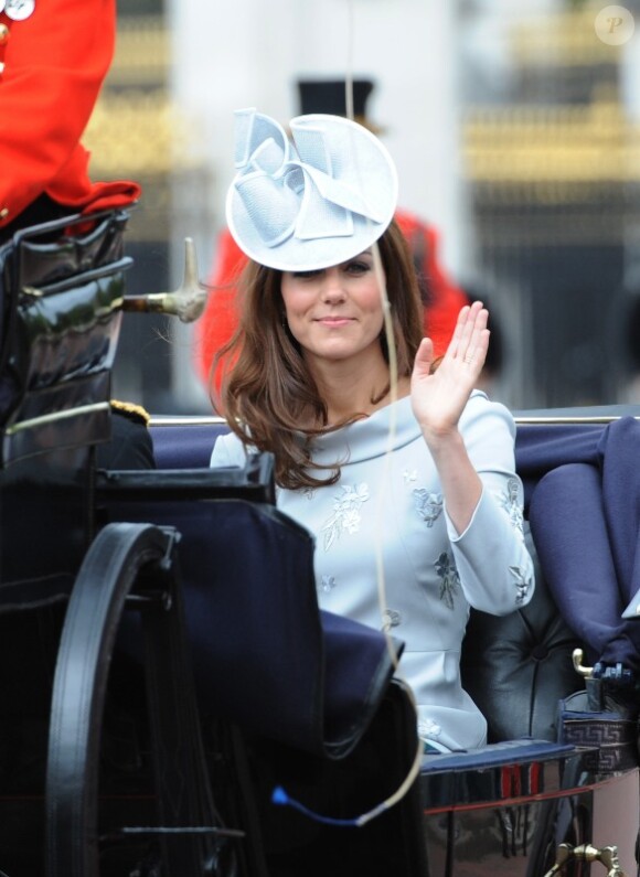 La duchesse de Cornouailles, Camilla Parker Bowles et la duchesse de Cambridge, Kate Middleton lors de la parade militaire "Trooping the colour", à Londres, le 16 juin 2012