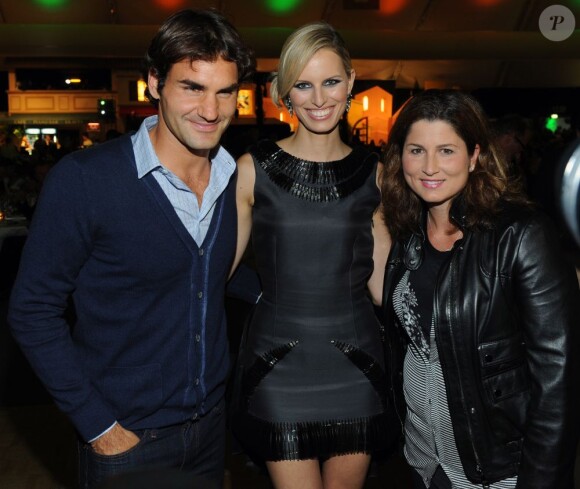 Jolie moment de complicité pour Roger Federer, Karolina Kurkova et Mirka, lors d'une soirée fashion en Allemagne. Le 17 juin 2012