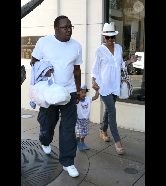 Bobby Brown, sa compagne et leur enfant à Los Angeles le 7 avril 2012