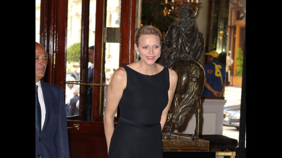 La princesse Charlene de Monaco, très élégante en noir, consacre les diplômés