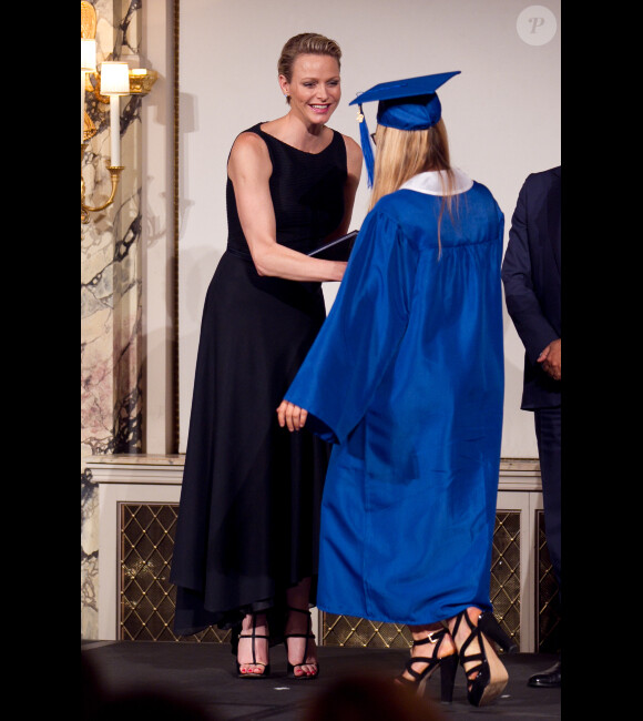 Charlene de Monaco assiste à la cérémonie de remise de diplômes de l'International School of Monaco, à l'hôtel de Paris à Monaco le 19 juin 2012. Elle a elle-même remis les diplômes aux élèves.