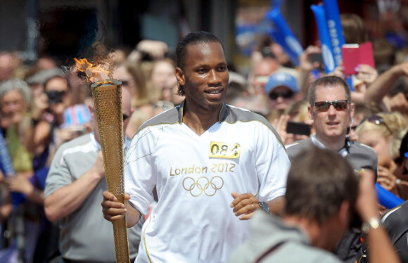 Didier Drogba en porteur de la flamme olympique le 23 mai 2012 à Swindon