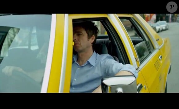 Noel Gallagher en chauffeur de taxi pour le clip de Noel Gallagher's High Flying Birds - Everybody's on the run - juin 2012.