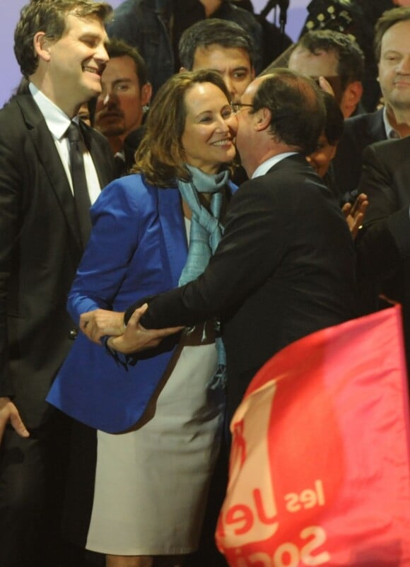 François Hollande et Ségolène Royal s'embrassent place de la Bastille le soir de la victoire, le 6 mai 2012.