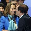 François Hollande et Ségolène Royal s'embrassent place de la Bastille le soir de la victoire, le 6 mai 2012.
