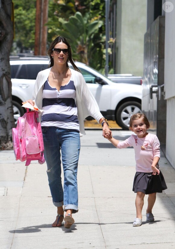 Moment complice entre Alessandra Ambrosio et sa fille Anja dans les rues de Los Angeles le 20 juin 2012
