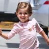 Déja malicieuse, la petite Anja fait déjà la star avec sa maman Alessandra Ambrosio dans les rues de Los Angeles le 20 juin 2012