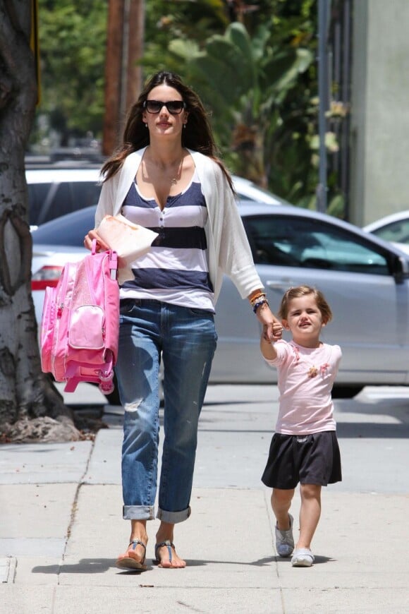 Alessandra Ambrosio et sa fille Anja dans les rues de Los Angeles le 20 juin 2012