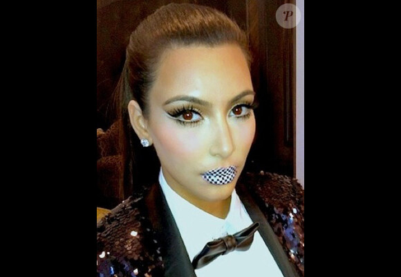 Kim Kardashian arbore un tattoo damier pour lèvres.