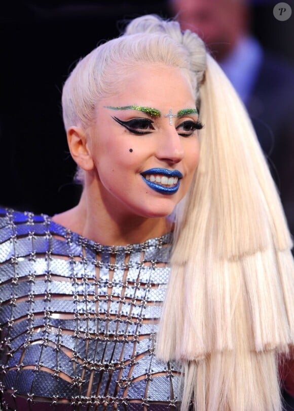 Lady Gaga offre des lèvres bleu métallique à son public lors des European Music Awards, en 2011.