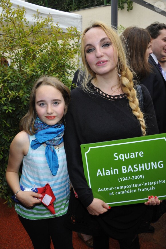Chloé Mons et sa fille Poppée à l'inauguration du square Alain-Bashung, dans le 18e arrondissement de Paris, le 21 juin 2012.