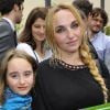 Chloé Mons et sa fille Poppée à l'inauguration du square Alain-Bashung, dans le 18e arrondissement de Paris, le 21 juin 2012.