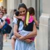 Suri Cruise à New York dans les bras de sa mère Katie Holmes le 21 juin 2012