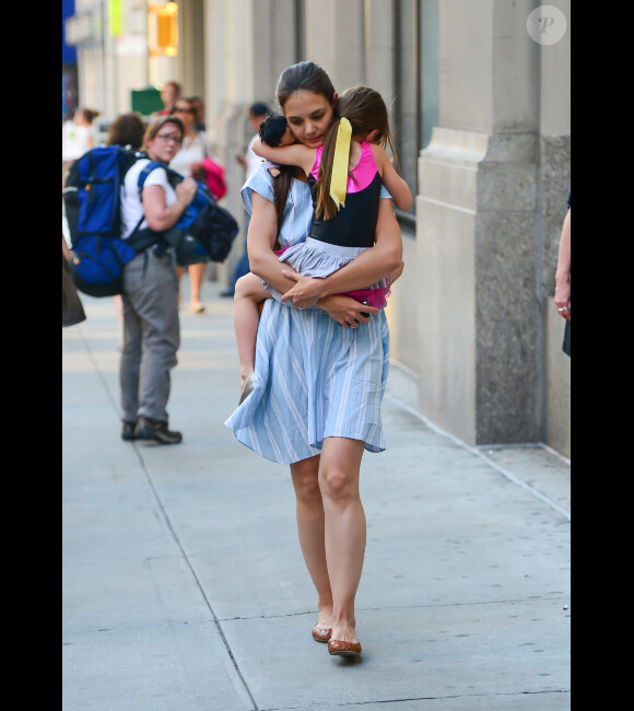 Suri Cruise à New York dans les bras de sa mère Katie Holmes le 21 juin 2012