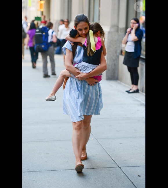 Suri Cruise à New York avec sa mère Katie Holmes le 21 juin 2012