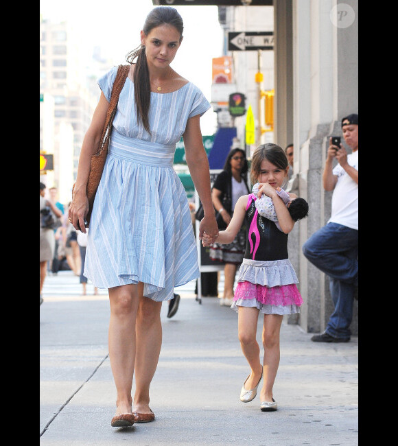 Suri Cruise à New York avec sa mère Katie Holmes le 21 juin 2012