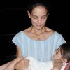 Suri Cruise, épuisée, à New York avec sa mère Katie Holmes le 21 juin 2012