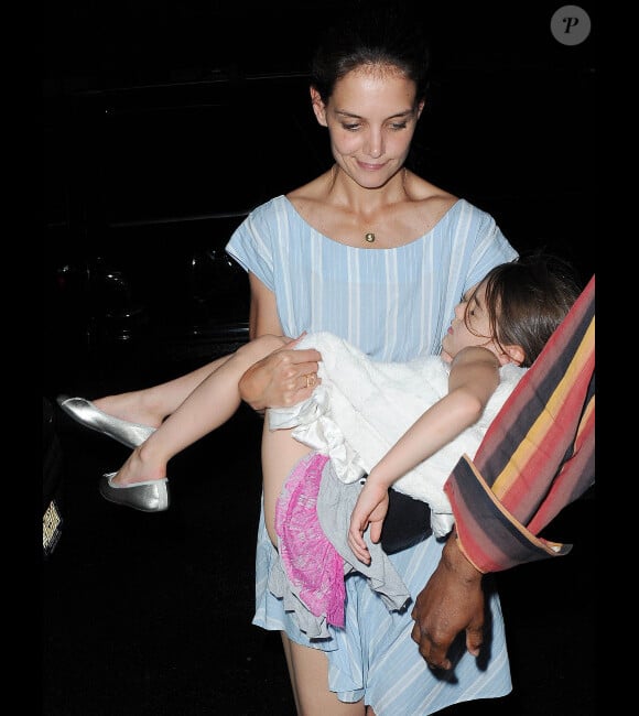 Suri Cruise, épuisée, à New York avec sa mère Katie Holmes le 21 juin 2012