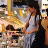Suri Cruise dans un supermarché avec sa mère Katie Holmes à New York le 21 juin 2012