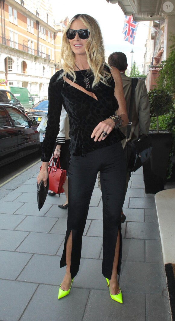 Elle Macpherson, habillée d'un ensemble Louis Heal et d'escarpins Christian Louboutin à Londres. Le 16 juin 2012.