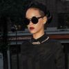 Rihanna, habillée d'un chemisier T by Alexander Wang, d'un jean J Brand et de baskets Giuseppe Zanotti à New York, le 15 juin 2012.