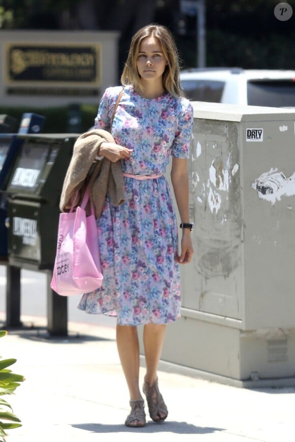Isabel Lucas, stylée dans une robe fleurie à Los Angeles, le 18 juin 2012.