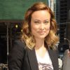 Olivia Wilde, ravissante à l'entrée du Ed Sullivan Theater à New York, porte un ensemble noir avec un t-shirt Stella McCartney et des souliers Yves Saint Laurent. Le 18 juin 2012.