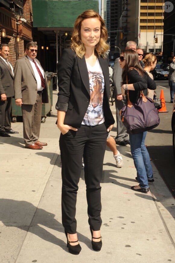 Olivia Wilde, ravissante à l'entrée du Ed Sullivan Theater à New York, porte un ensemble noir avec un t-shirt Stella McCartney et des souliers Yves Saint Laurent. Le 18 juin 2012.