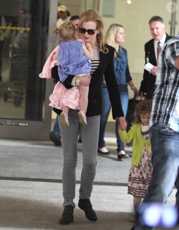 Nicole Kidman arrive en famille à l'aéroport de Los Angeles, le 22 juin 2012.