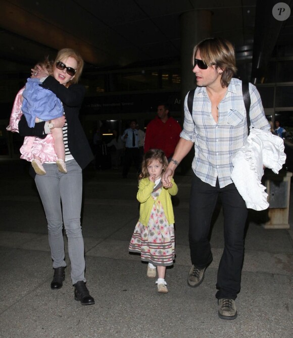 Nicole Kidman, Keith Urban et leurs deux filles Sunday, 3 ans et Faith, 1 an arrivent à Los Angeles après quelques jours en Australie. Le 22 juin 2012.