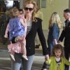 Nicole Kidman ne quitte pas ses filles, tenant Sunday à la main et portant Faith dans ses bras à l'aéroport de Los Angeles, le 22 juin 2012.