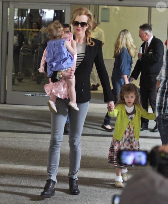 Nicole Kidman ne quitte pas ses filles, tenant Sunday à la main et portant Faith dans ses bras à l'aéroport de Los Angeles, le 22 juin 2012.