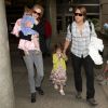 Nicole Kidman arrive en famille avec son mari Keith Urban et leurs deux filles à l'aéroport de Los Angeles, le 22 juin 2012.