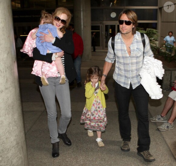 Nicole Kidman arrive en famille avec son mari Keith Urban et leurs deux filles à l'aéroport de Los Angeles, le 22 juin 2012.