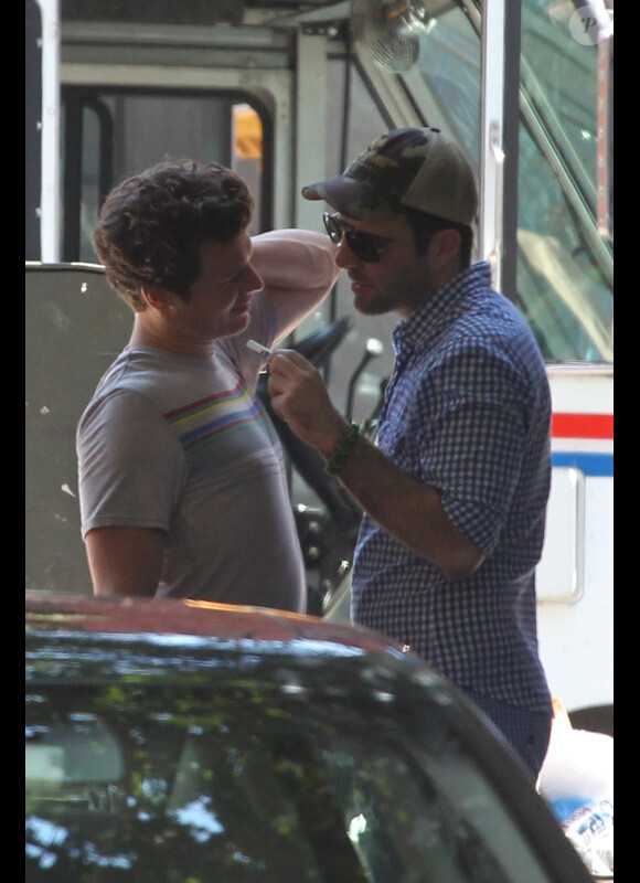 Zachary Quinto et Jonathan Groff apparaissent très complices et se promènent dans le quartier de West Village, à New York City, le vendredi 22 juin 2012.