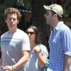 Zachary Quinto et Jonathan Groff se promènent dans le quartier de West Village, à New York City, le vendredi 22 juin 2012.