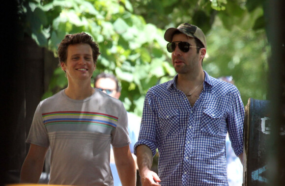 Zachary Quinto et Jonathan Groff se promènent dans le quartier de West Village, à New York City, le vendredi 22 juin 2012.