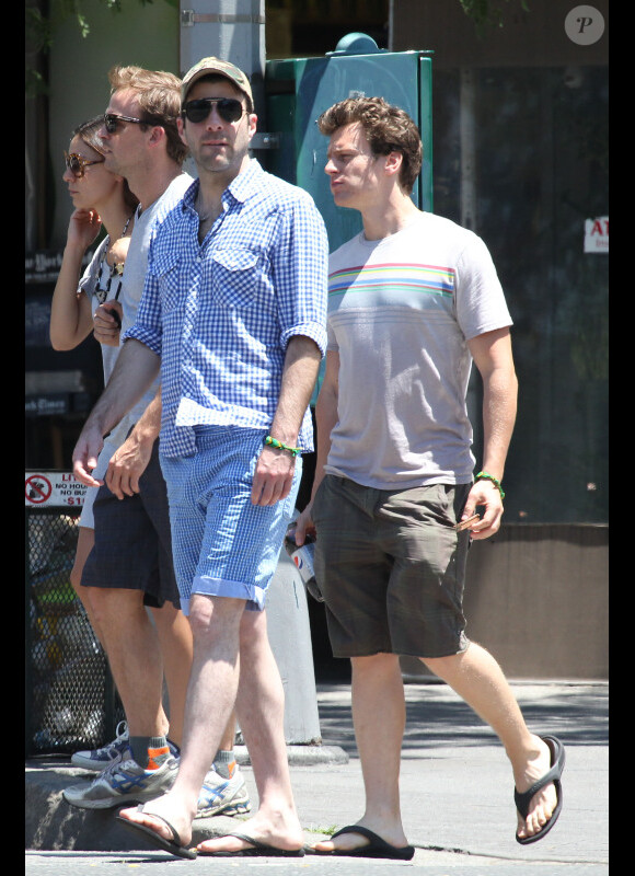 Zachary Quinto et Jonathan Groff, très proches, se promènent dans le quartier de West Village, à New York City, le vendredi 22 juin 2012.
