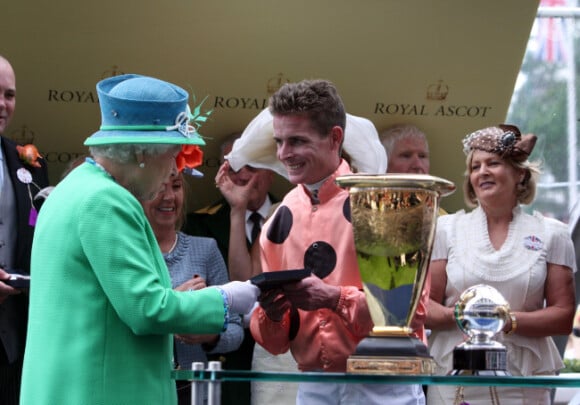 La reine Elizabeth II remettant le trophée de la Diamond Jubilee lors de la Royal Ascot à Ascot le 24 juin 2012