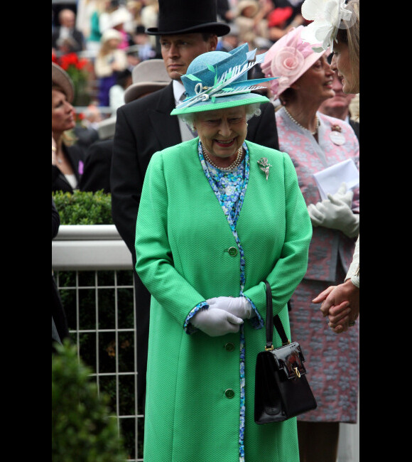 La reine Elizabeth II lors de la Royal Ascot à Ascot le 24 juin 2012