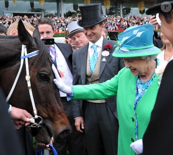 Elizabeth II et la jument Black Caviar, gagnante de la Diamond Jubilee lors de la Royal Ascot à Ascot le 23 juin 2012