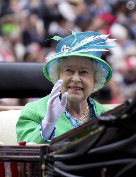 La reine Elizabeth II lors de son arrivée à Ascot le 23 juin 2012 pour assister au prestigieux Diamond Jubilee