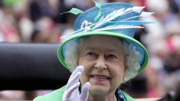 Elizabeth II : Royale et souriante sous les yeux de Lara Stone et Kelly Brook