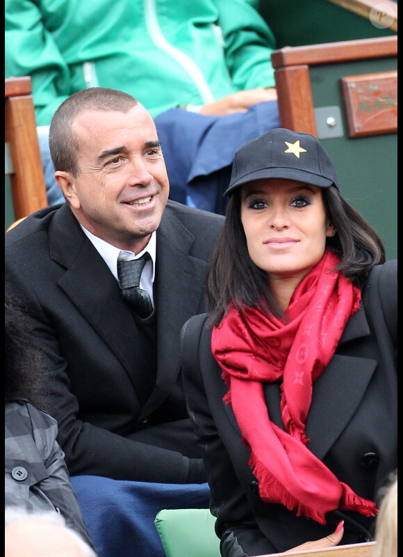 Jade Foret, enceinte, et Arnaud Lagardère, amoureux, assistent aux internationaux de France de Roland-Garros à Paris, le 4 juin 2012. Le couple, fiancé, est toujours aussi complice.